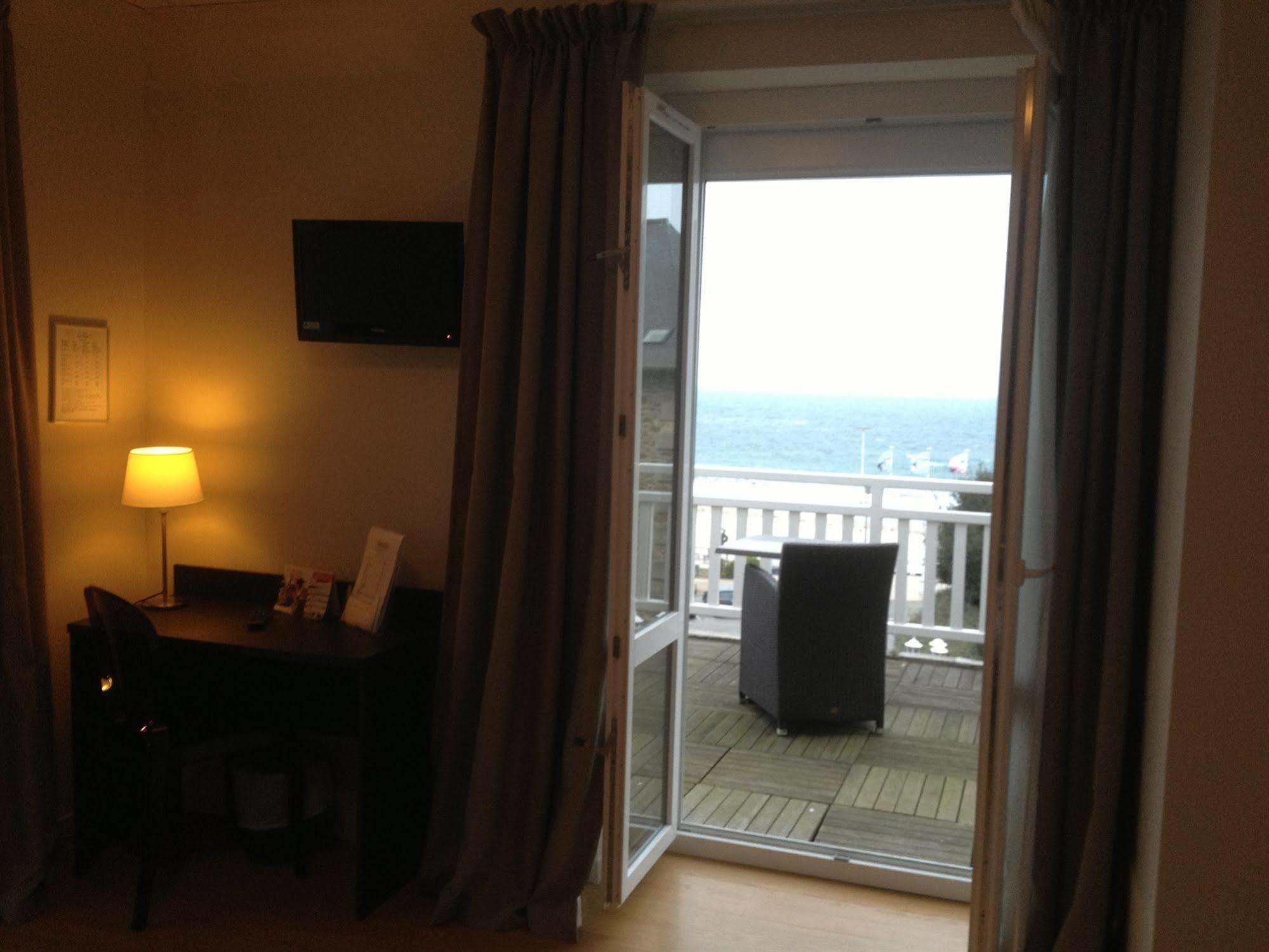 Hotel De La Plage Динард Екстериор снимка